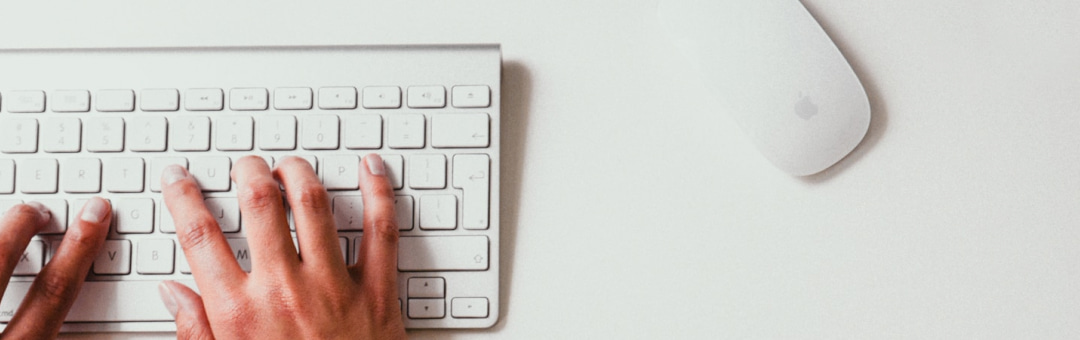Mains sur clavier 